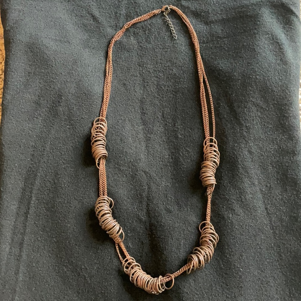 Copper colored necklace with rings detail